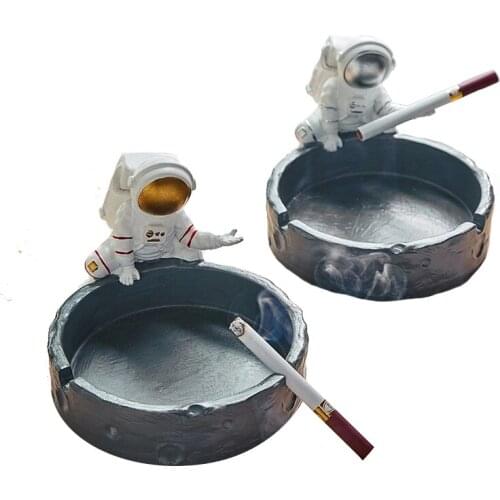 Creative Resin Astronaut Ashtray Home Office Decoration Living Room Decor Car Iqos Cigarette Ashtray Ornament Gift for Boyfriend