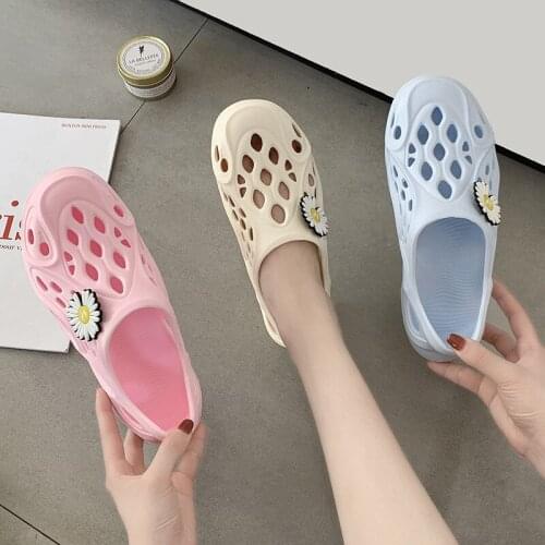 Hole Shoes New Female Soft Bottom Korean Version Of Non-Slip Cute Little Daisy Student Nurse Sandals Summer Bag With Beach Shoes