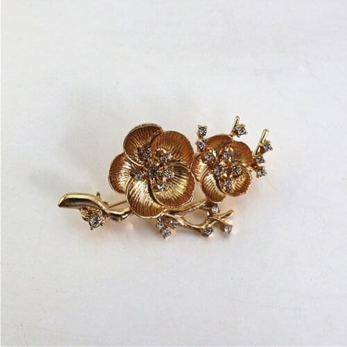2020 New Japanese and Korean style fashion gold inlaid semi-precious stones plum delicate personality brooch
