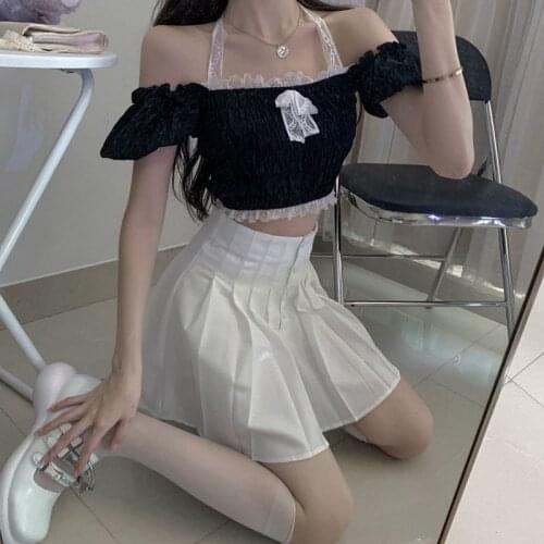 Black pleated short shirt female hot girl style to wear a sense of careful design, one-shoulder puff sleeve French blouse