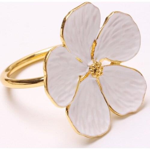 10PCS/ Metal Napkin Ring White Oil Flower Napkin Ring Plum Shape Napkin Button Desktop Decoration Jewelry