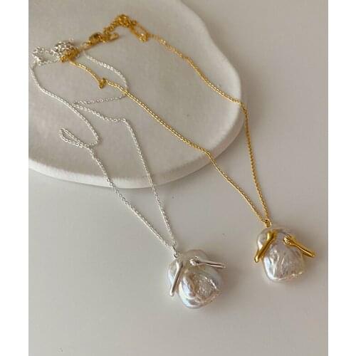 TARCLIY Geometric Creative Hands Embracing Flat Pearl Pendant Necklace Simple Metal Clavicle Chain Women Fashion Trend Jewelry