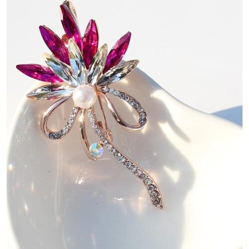 TODOX Brooch Fashion beauty Women gold Zinc Alloy crystal exquisite flower butterfly insect pins hot sale party Gifts for man