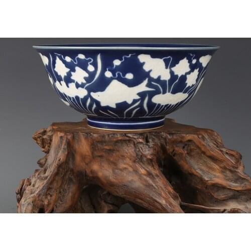 A bowl with blue fish algae pattern made in the Xuande year of the Ming Dynasty