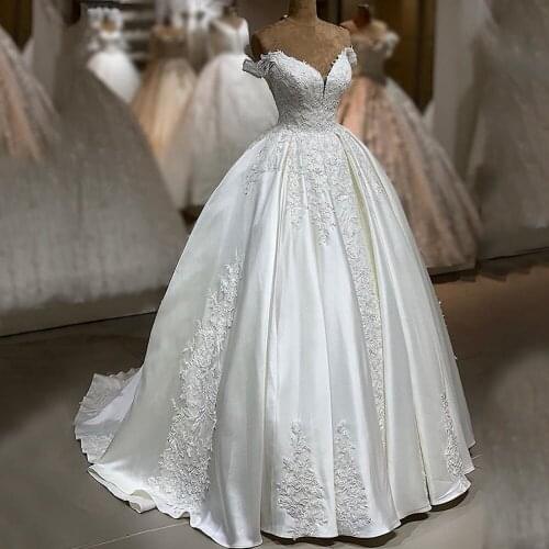 Beautiful Arabic Wedding Dress 2021 Ball Gown V-neck Cap Sleeve Beaded Lace Vintage White Satin Ball Gown Bridal Wedding Gowns