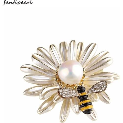 Simple natural pearl corsage, fashionable wild flower, small bee brooch, exquisite dress corsage