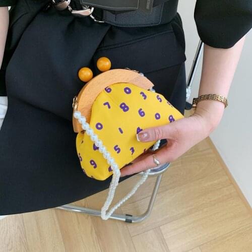 Designer Wooden Shoulder Bags Letters Canvas Crossbody Bag Lady Small Purses 2022 Fashion Pearls Chains Clip Shell Clutch Bag