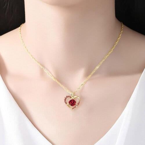 2021 Hot Sale Woman Fashion Sweet Love Heart Rose Necklace European And American Fashion Ladies Pendant Necklace Jewelry