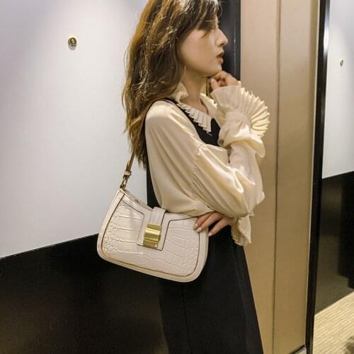 Fashion retro light and versatile one-shoulder messenger crocodile texture underarm portable baguette bag