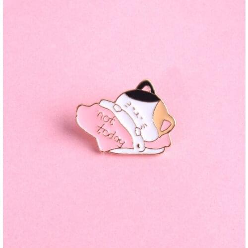 Quilt Metal Enamel Brooch Cartoon Cute Sleeping Cat Badge Pin Fashion Personality Lapel Backpack Jewelry Accessories Gift
