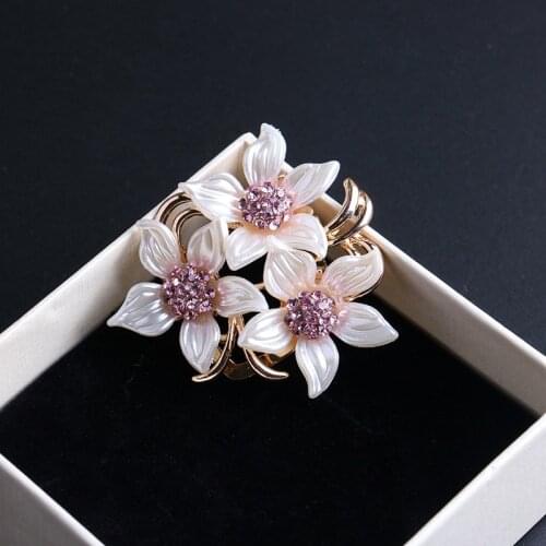 Camellia Flower Brooch Pins Modern Pink Rhinestones Amazing Leaves Brooches Bridal Jewelry Elegant for Women Girl Alloy Trendy