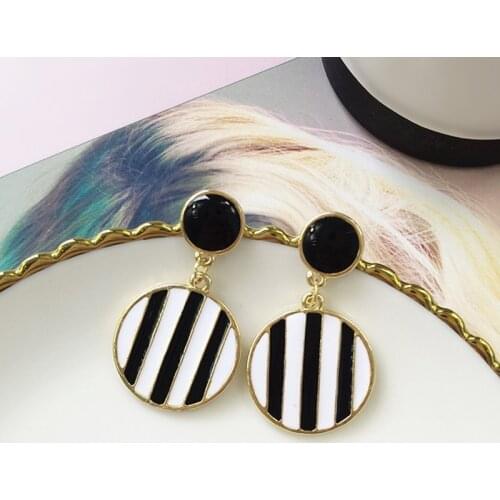 New Retro Oil Drops Black And White Circle Earrings Geometric Round Earrings Female Accessories Brincos Jewelry Gifts Wholesale