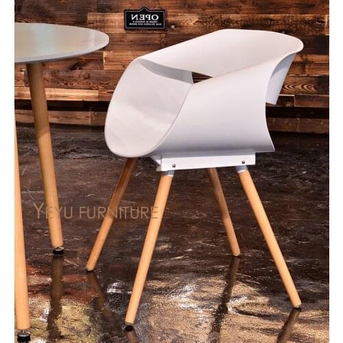 Minimalist Modern Design Plastic solid Wood Dining Chair Modern Home Leisure Chair Nice Modern Furniture Loft Cafe Design Chair