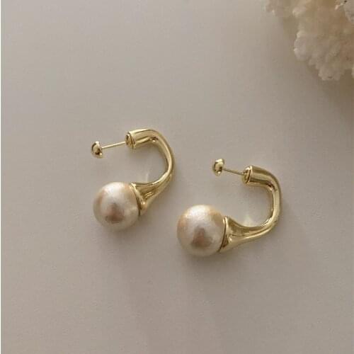 Korean Stylish Pearl Earrings Women Fashion Jewelry Elegant Cool Hook Shaped Womens Charms Ear Jewellery Party Gift