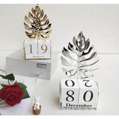 1 Set Perpetual Calendar Fashion Practical Wood Wide Usage Daily Calendar Creative calendar wrought iron desk calendar