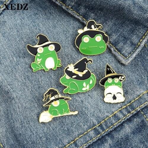 XEDZ Green Badge Frog Magician Enamel Brooch Black Hat Flying Broom Skull Frog Cartoon Animal Lapel Pin Jewelry Gift for Friends