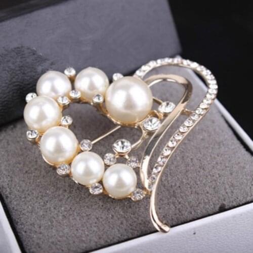 Fashion High-Quality Alloy Love Heart New Pearl Rhinestone Brooch Womens Elegant Clothing Shawl Scarf Buckle Pins Jewelry