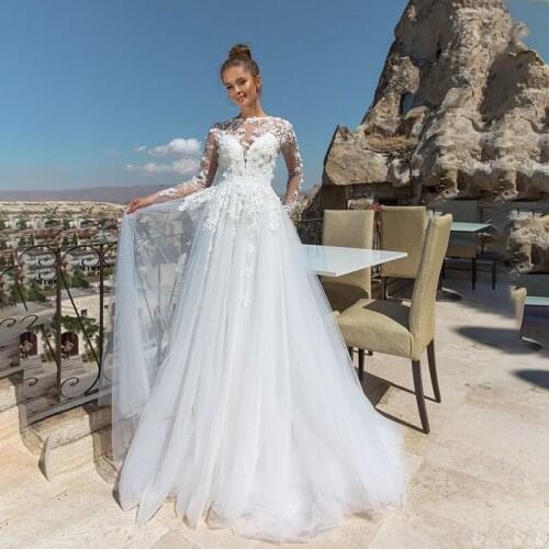 Vintage Long Sleeves Beach Bride Gowns Appliquesv O Neck Wedding Dress Backless Court Train Bride Gowns