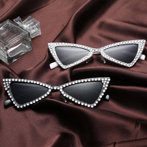 Q Women Sunglasses Goggles Eyewear Pearl Frame Sun Glasses Brand Designer Plat Mirror Triangle Shape Cat Eye Luxury Sunglass