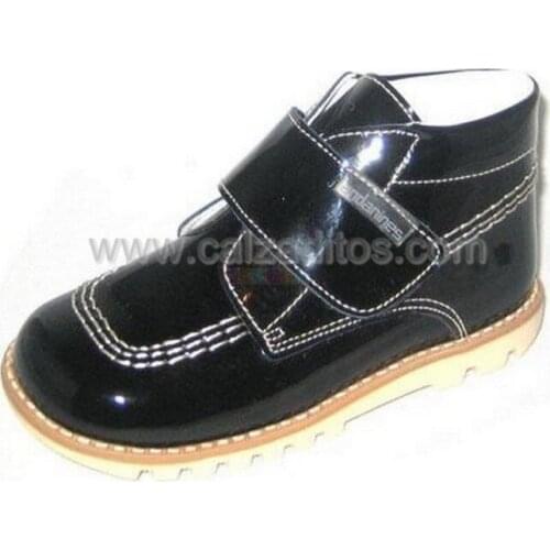 Black patent leather halley boots by Andanines (P). Type Kickers