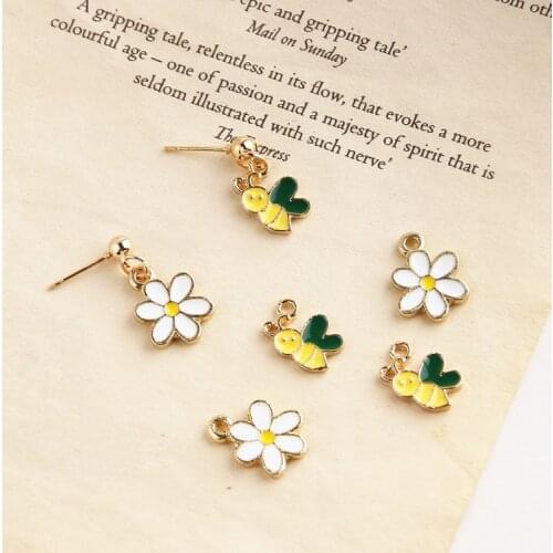 10pcs/lot Lovely Flower Cut Bee Enamel Charms Fashion Jewelry Earring Bracelets DIY Making Floating Locket Charms Golden Base