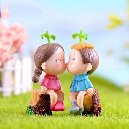 ZOCDOU 2 Pieces Delicate Cute Bean Sprout Lover Doll Small Figurine Crafts Little Figure Ornament Miniatures Home Decoration