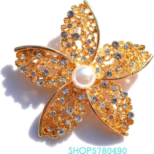 Fashion Jewelry Rhinestone Breast Pin Plumeria rubra Brooch Women Gold Color Pearl Hallow Brooch Lady Coat Garments Accessories