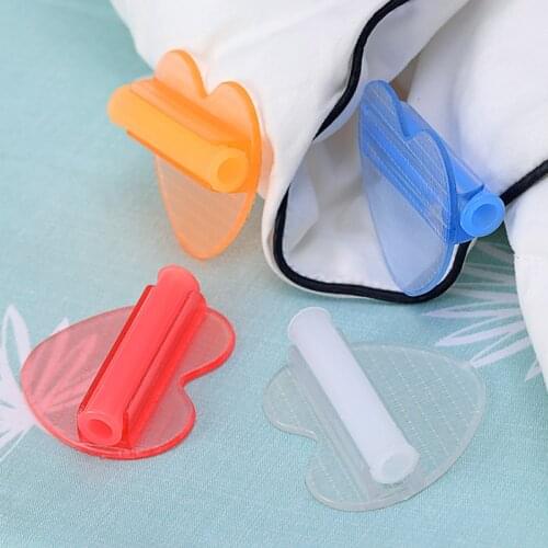 Wonderlife Love bed sheet anti-slip device creative household bed sheet clip easy to install no damage to bed sheet