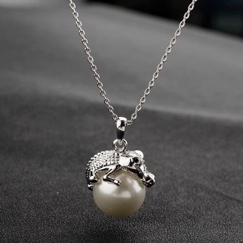Top Quality Exquisite White Simulated Pearl Crocodile Pendant Clavicle Chain Necklace for Women Fashion Jewelry