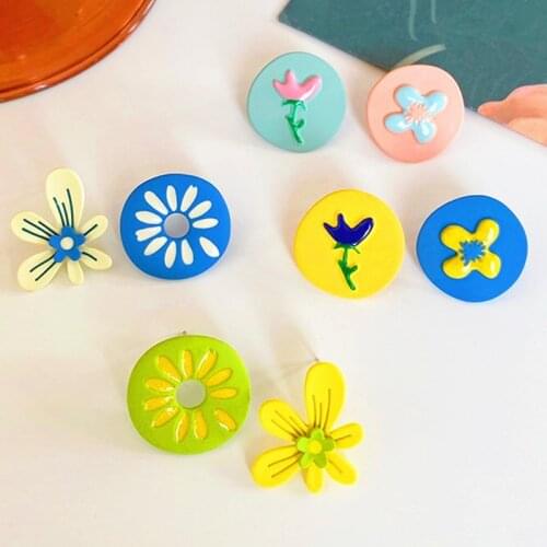 New Pastoral Style Flower Clip Earrings Small Daisy Silver Needle Ear Studs Cute Round Badge Earings Girl Ear Jewelry Accessorie