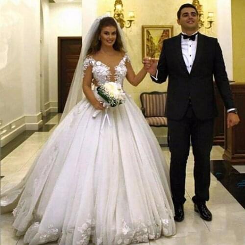 Charming Country Wedding Dresses Bateau Neck Sweep Train Lace Appliques Wedding Bridal Gowns With Buttons