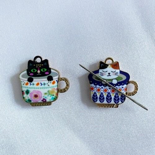 Stitching Assistant Needle Minder Cartoon Cat in Cups Needle Nanny Magnet for Cross Stitch Needlwork