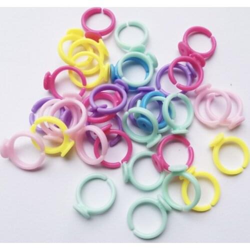 100pcs 14mm Inner Dia. Random Mixed Color Plastic Adjustable Colorful Rings for Kids with 9mm Blank Pad Tray