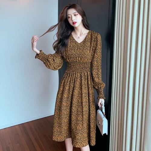 2021 Autumn Winter Sweet Dress for Women Vintage Flare Sleeve V-Neck Long Sleeve Dress Floral Rose Red Yellow Color Dresses 1232
