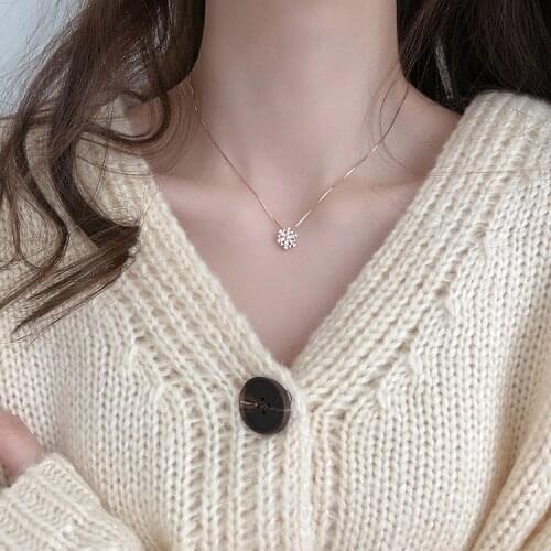 Korean version of zircon snowflake necklace female niche design sense ins light luxury temperament wild pendant clavicle chain
