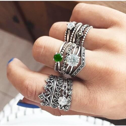 12pcs of set vintage personality knuckle rings for women with crown and inlay faux green gem rhinestone design