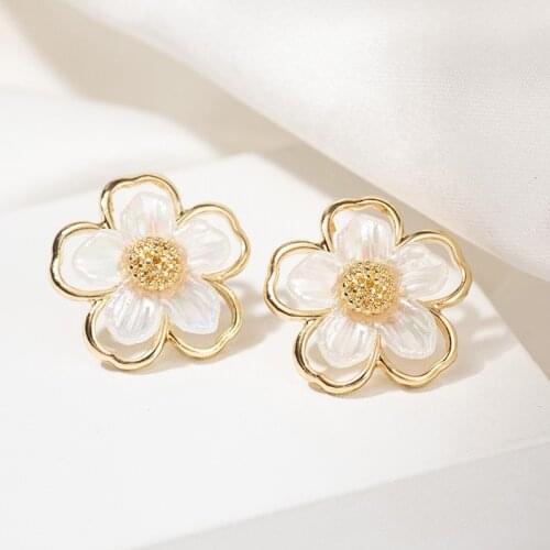 2021 Summer Fairy Non-pierced Ear Clip Double-layer Hollow Shell Flower Clip on Earrings for Women Temperament Elegant Earrings