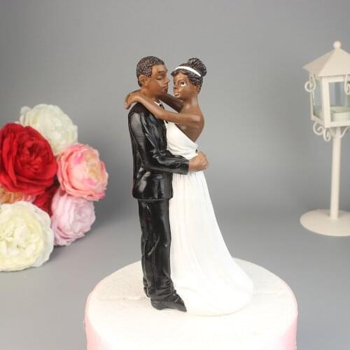 17cm Height Groom and Bride Doll Resin Lady hold Mans Necks White Wedding Dress Resin Ornaments Figures Wedding Cake Dolls