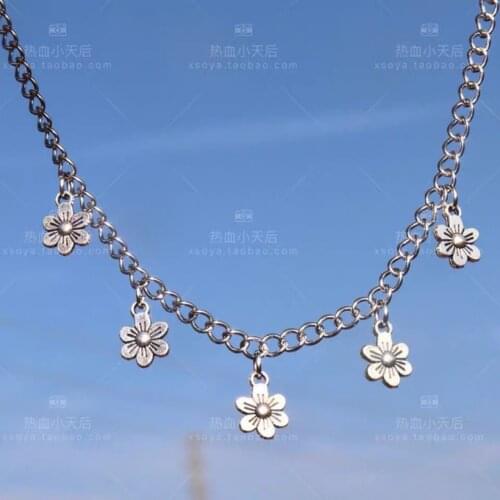 New Style Small Flower Necklace Female Non-Mainstream Design Ins Normcore Style Chain Heart-Shaped Retro Simple Ornament Fashion