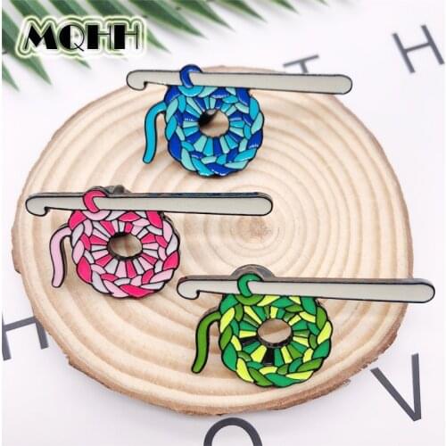 Cartoon Fun Yarn Knitted Sweater Colored Round Enamel Brooch Custom Alloy Badge Cowboy Clothes Bag Pin Accessories Woman Jewelry