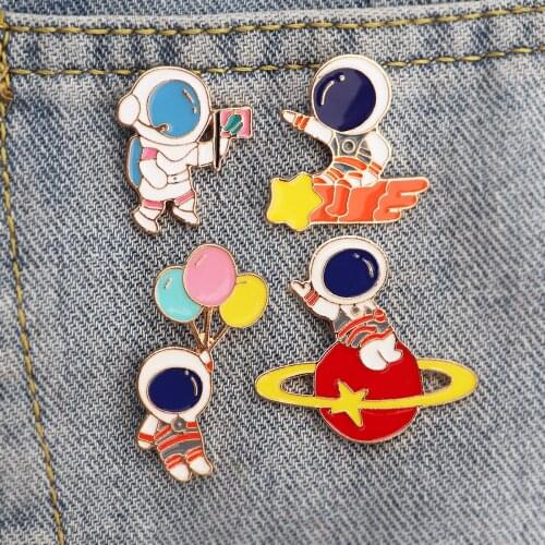 Retro Trend Astronaut Brooch Unisex Couple Girl Brooch Badge Astronaut With Balloon Flag Rocket Backpack Lapel Brooch Jewelry