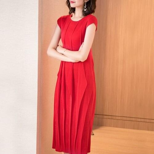 Medium-length and large-size dress with slim ear-edge splicing and new style summer dress temperament miyake pleated