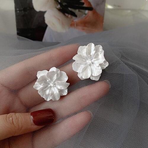 Japanese and Korean version of the new temperament white retro flowers ladies earrings personalized earrings