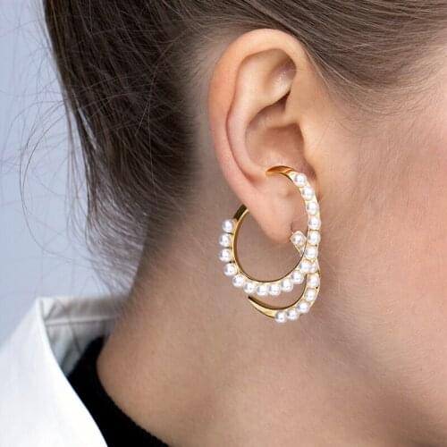 Geometric earrings inlaid with pearls are popular in Europe and America