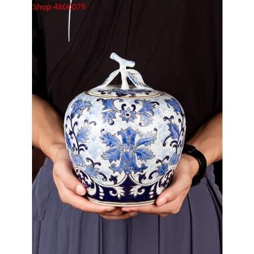 China Jingdezhen blue and white porcelain mini storage jar decoration ceramic small vase with lid living room craft decoration