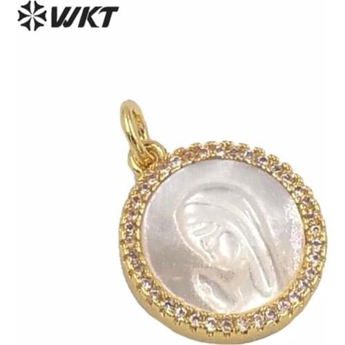 WT-MP165 Wholesale hand make carved mother of pearl white shell beauty girl pendant gold round tiny charm the beauty pendant