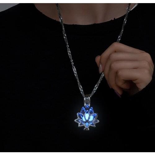 New Design Womens Fashion Flower Luminous Necklace Elegant Jewelry Assesories Pendant Necklace Jewelry Gift Accessories