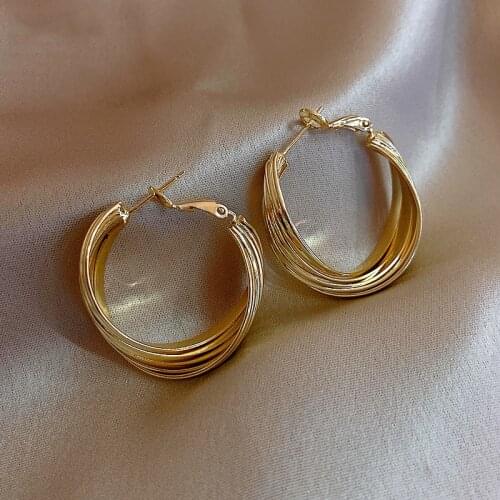 Korean hot selling fashion jewelry golden twisted exaggerated round hoop earrings modern women everyday earrings