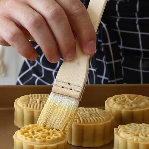 Pine Wood Handle Wool Brush Moon Cake Brush Soft Bristle Barbecue Brush Oil Brush Cake Brush Baking Tool WXV Sale
