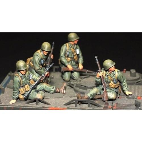 Four American soldiers in World War II need to assemble and color 1:35 resin soldier sand table model